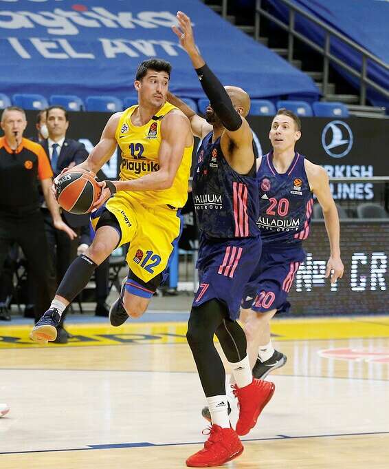 טיוס מנסה לעצור את דיברתולומיאו, הערב בהיכל // צילום: אלן שיבר